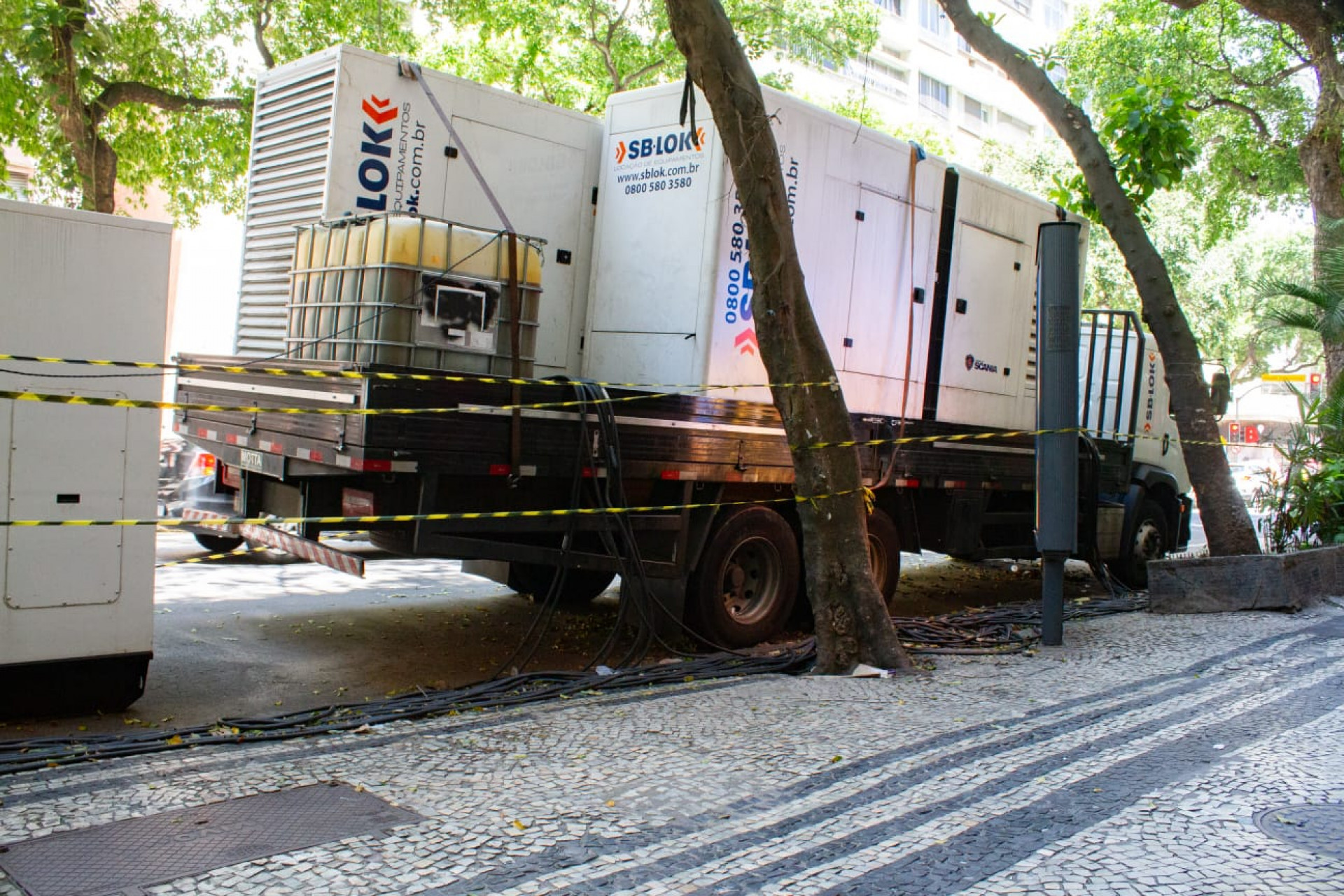 Geradores instalados em Copacabana causam transtornos a moradores e comerciantes - Érica Martin/Agência O DIA