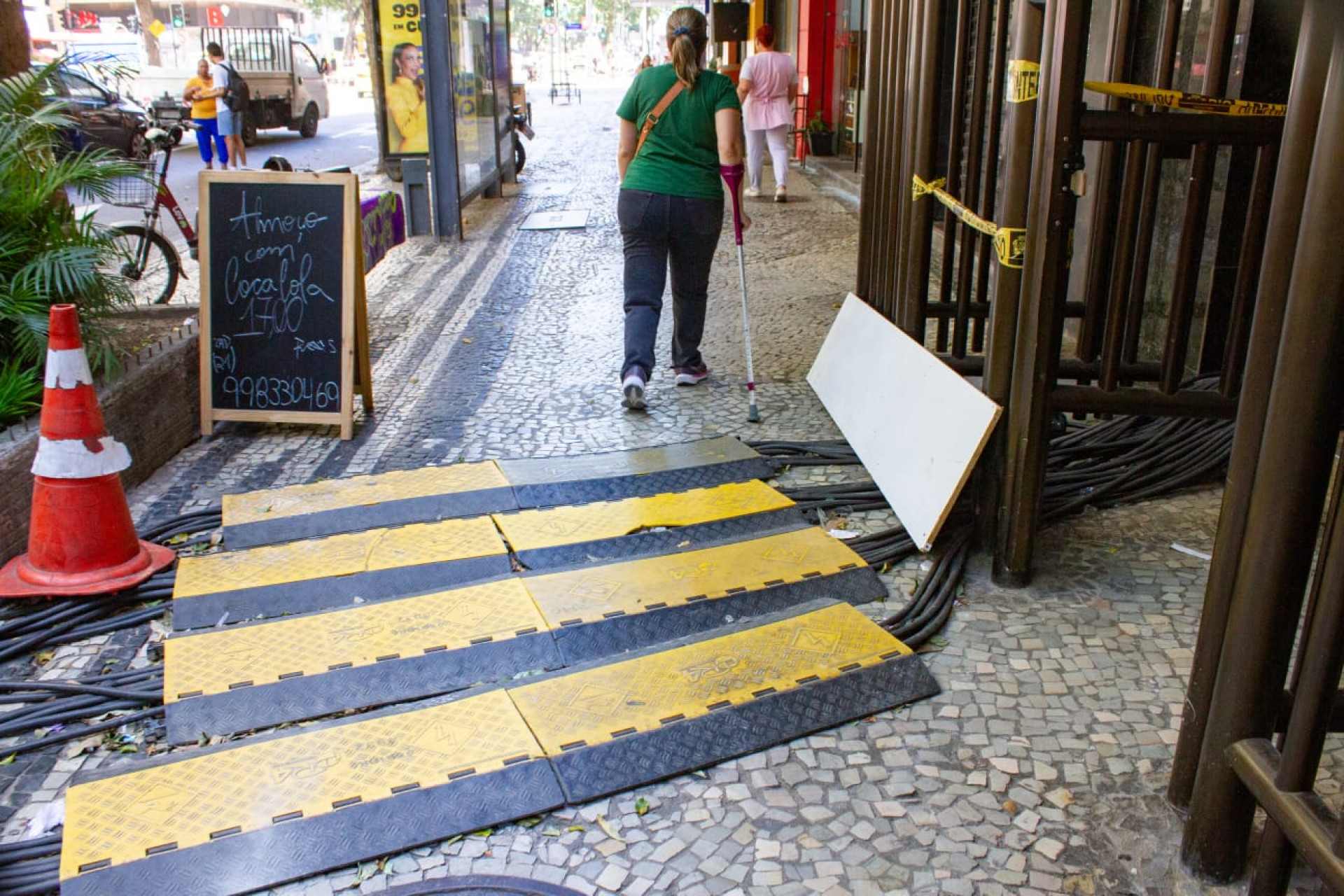 Geradores instalados em Copacabana causam transtornos a moradores e comerciantes - Érica Martin/Agência O DIA