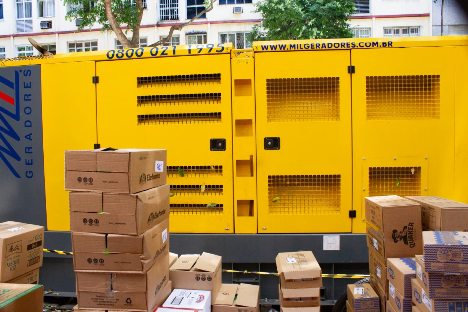 Geradores instalados em Copacabana causam transtornos a moradores e comerciantes - Érica Martin/Agência O DIA