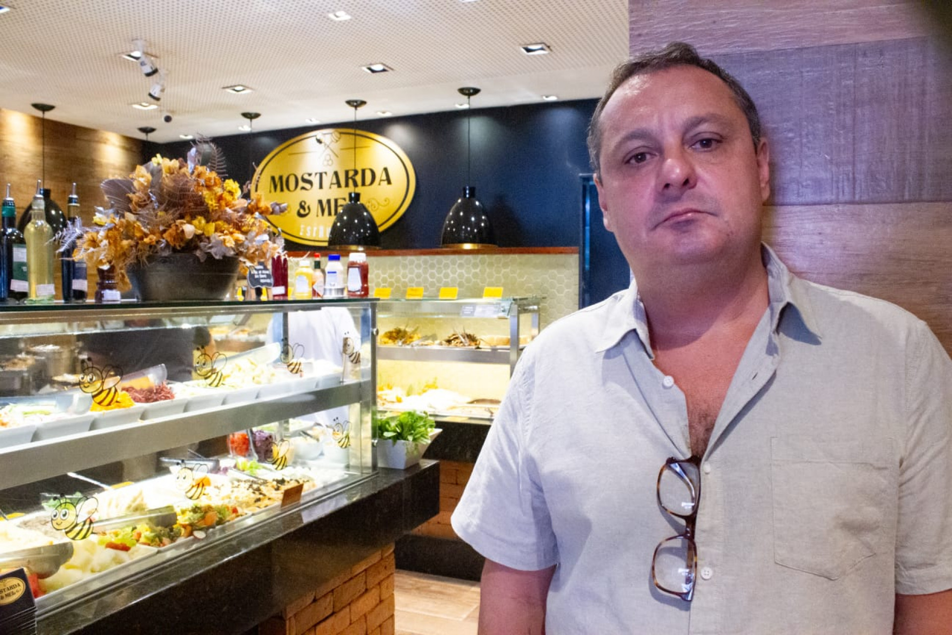 Comerciante Rodrigo Camara precisou fechar o restaurante mais cedo na quarta - Érica Martins/Agência O DIA