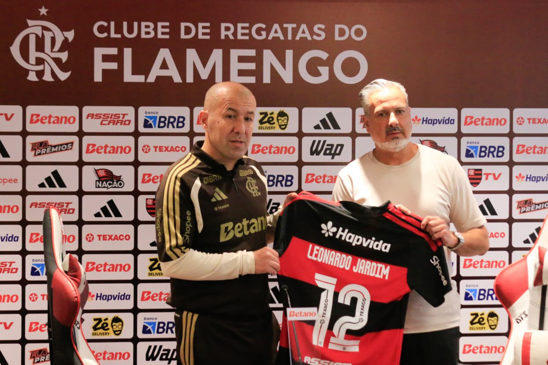 Leonardo Jardim ao lado de Boto, na apresenta&ccedil;&atilde;o do t&eacute;cnico - Carlos Elias / Ag&ecirc;ncia O Dia