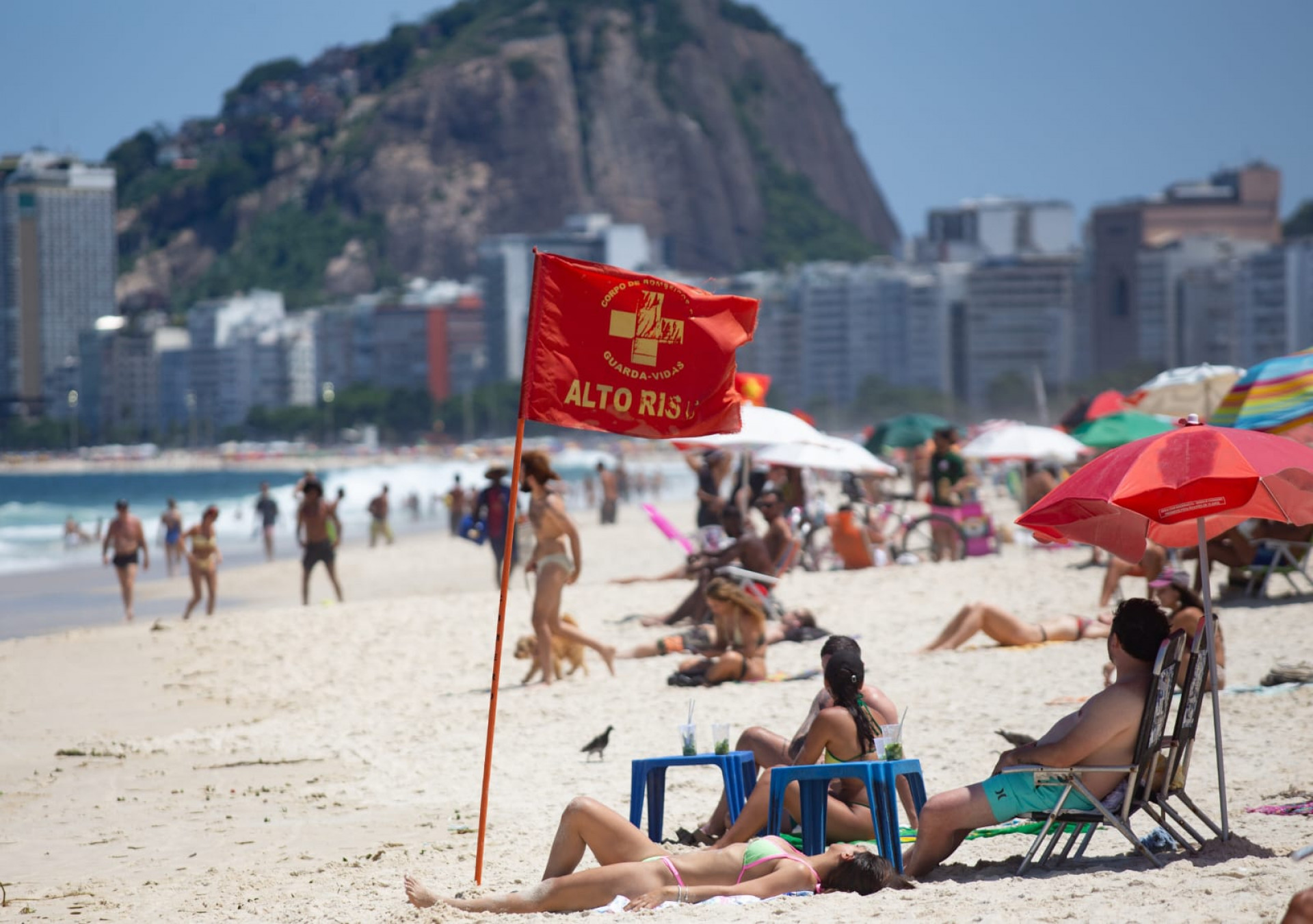 Cariocas curtem a praia do Leme, na Zona Sul do Rio  - Érica Martin / Agência O Dia 