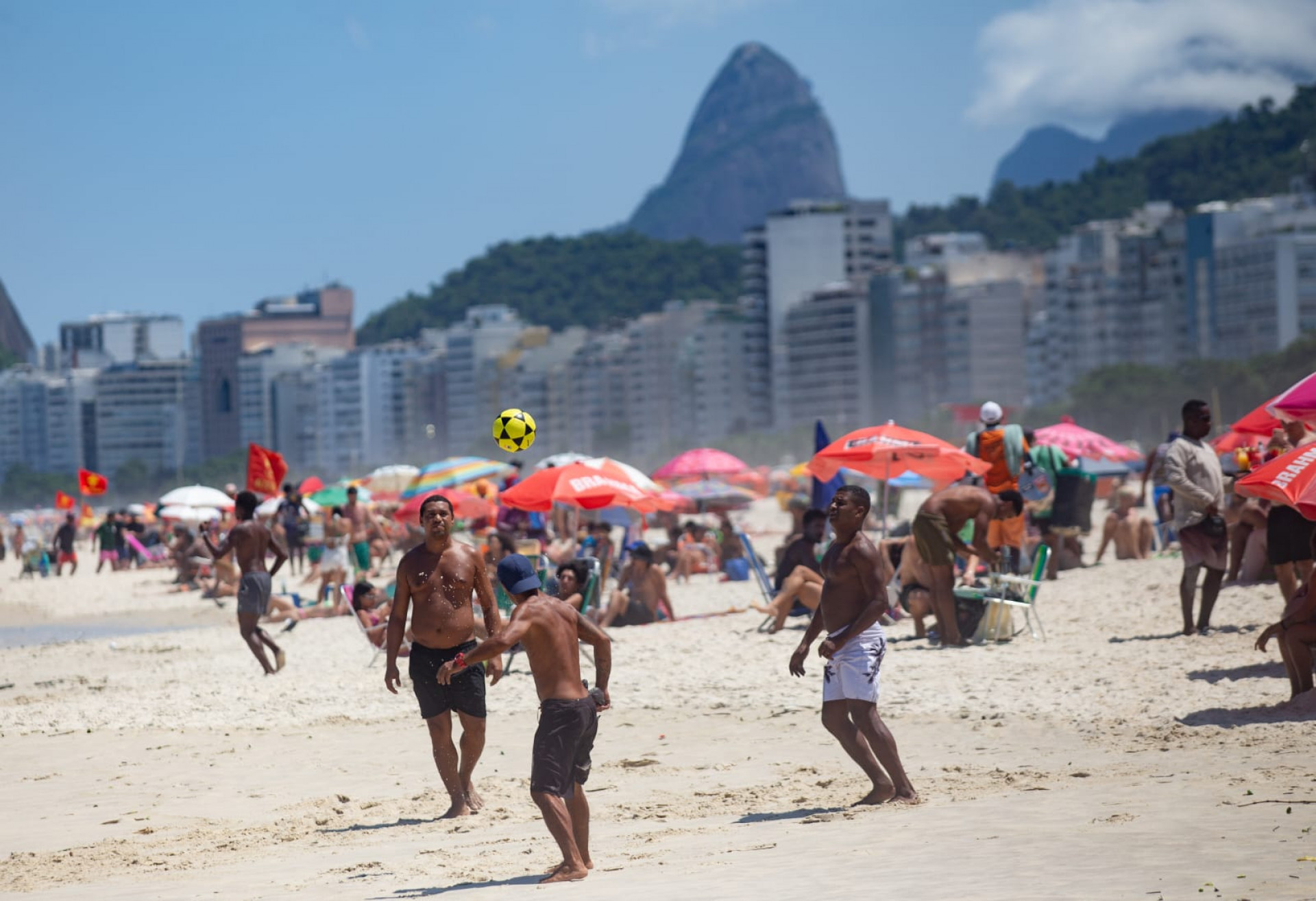 Cariocas curtem a praia do Leme, na Zona Sul do Rio  - Érica Martin / Agência O Dia 