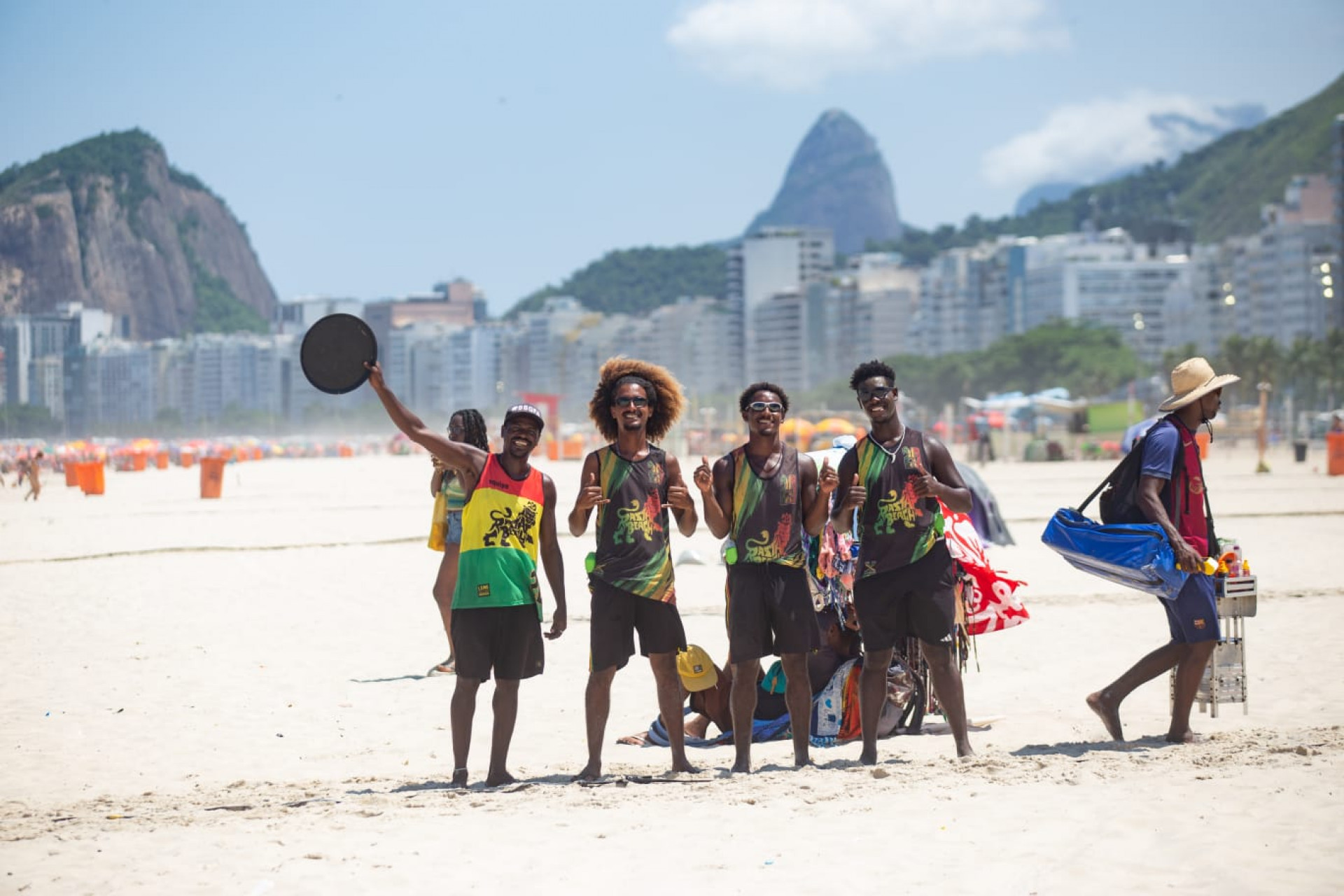 Cariocas curtem a praia do Leme, na Zona Sul do Rio  - Érica Martin / Agência O Dia 