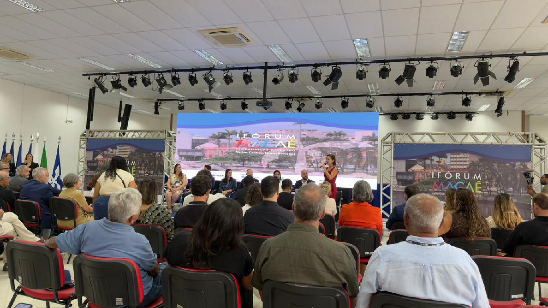 Autoridades, especialistas e representantes da sociedade participaram do primeiro f&oacute;rum dedicado &agrave; revitaliza&ccedil;&atilde;o do Centro de Maca&eacute; - Foto: Douglas Smmithy