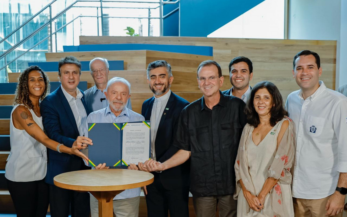 Presidente Lula e ministro Camilo Santana assinaram o documento