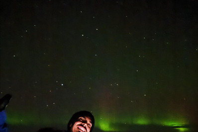Giovanna Lancellotti e Gabriel David surgem abraçados sob aurora boreal durante viagem