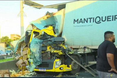 Acidente com caminhões deixa dois feridos e interdita Via Dutra