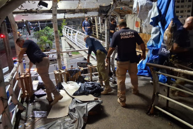 Ação apreende mercadorias e remove estruturas irregulares em Vicente de Carvalho