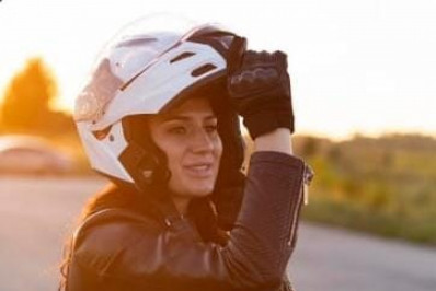 Mulheres motociclistas em  ação celebram o Dia Internacional da Mulher