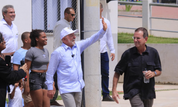 Lula e Paes entregam apartamentos para famílias na Comunidade do Aço