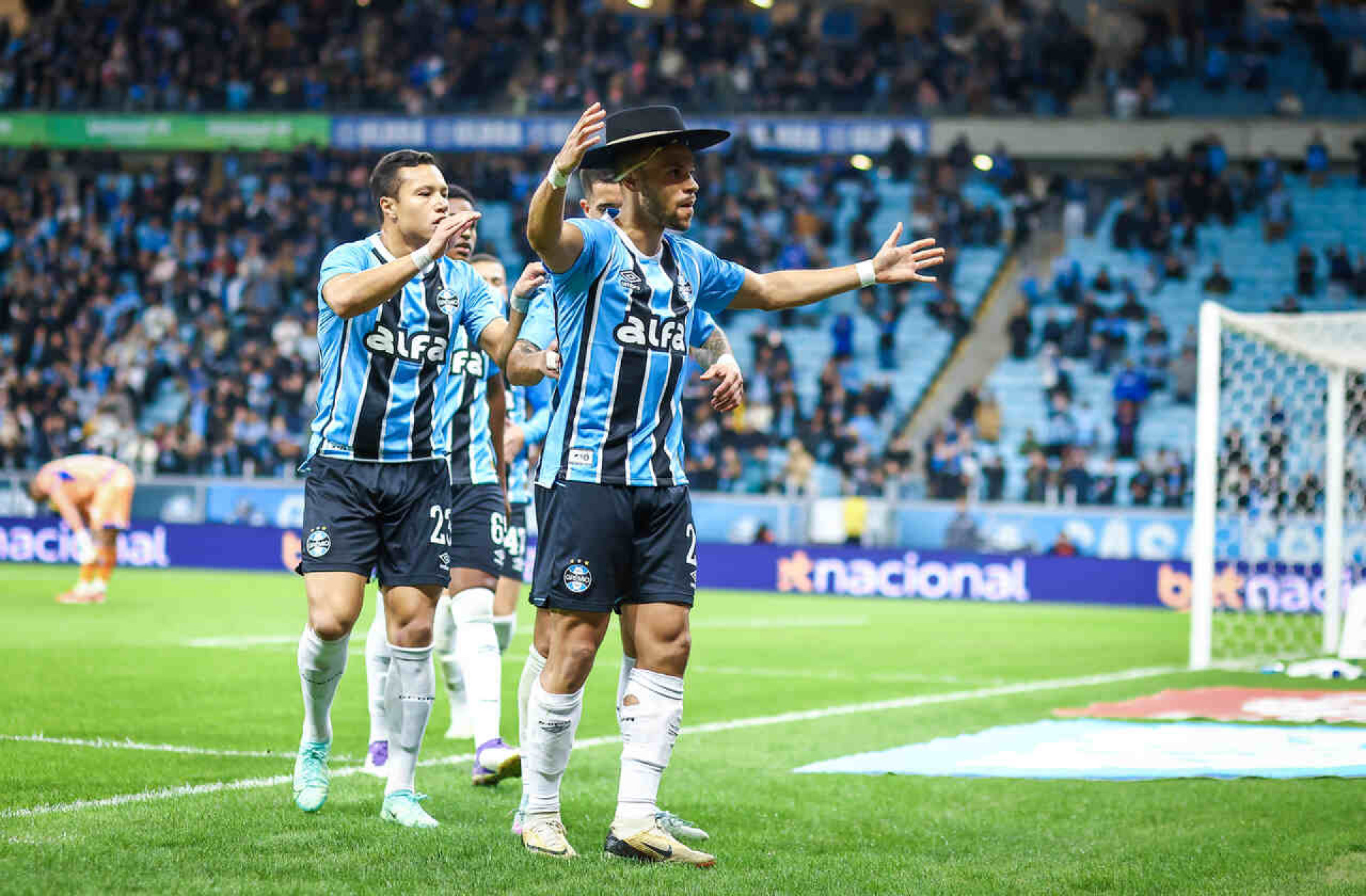 Braithwaite &eacute; liberado pelo DM ap&oacute;s longa recupera&ccedil;&atilde;o e passa a ser op&ccedil;&atilde;o para Lu&iacute;s Castro