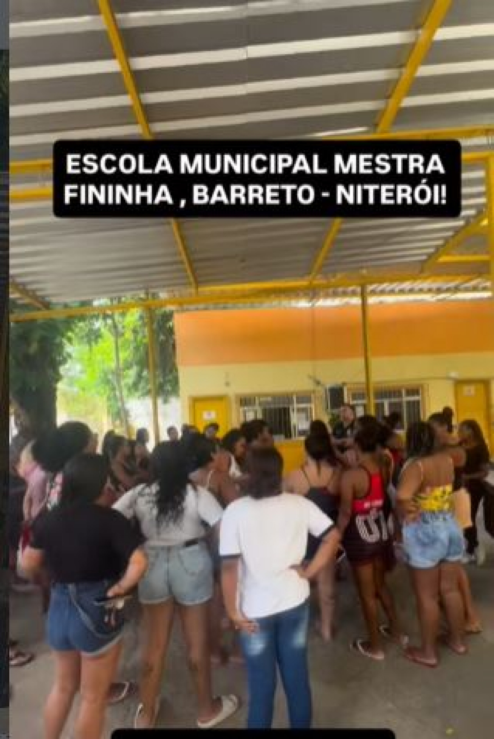 Pais de alunos e familiares protestaram na escola nesta quinta (5) - Reprodução