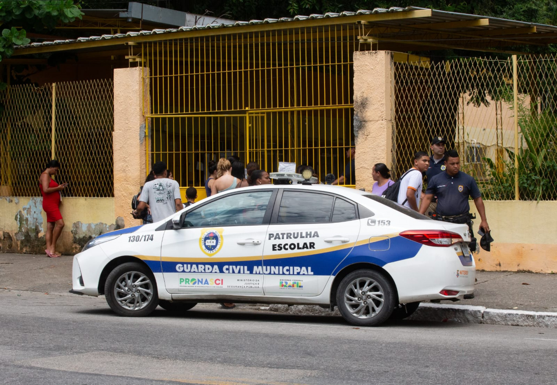 Viatura da Patrulha Escolar esteve na Escola Mestra Fininha nesta sexta-feira (6) - &Eacute;rica Martin / Ag&ecirc;ncia O Dia