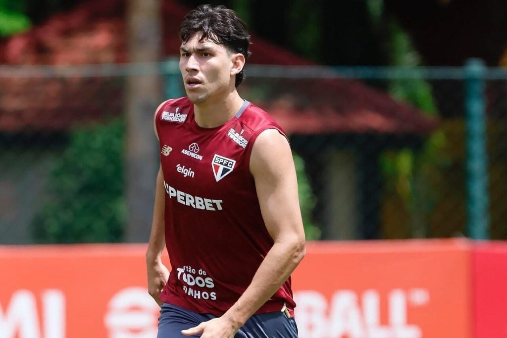 S&atilde;o Paulo busca novo zagueiro ap&oacute;s sa&iacute;da de Ferraresi