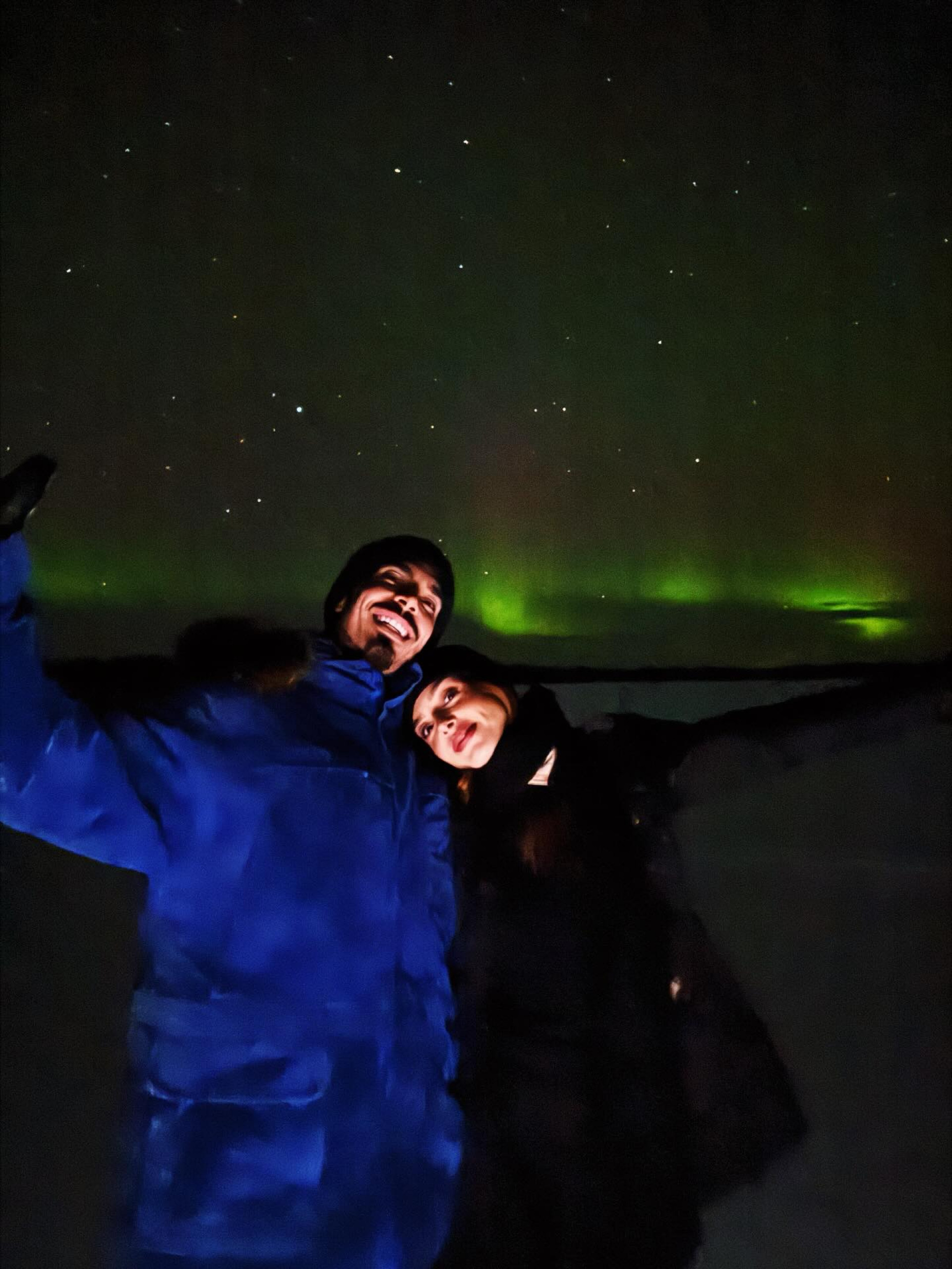 Giovanna Lancellotti e Gabriel David surgem abraçados sob aurora boreal durante viagem - Reprodução Instagram