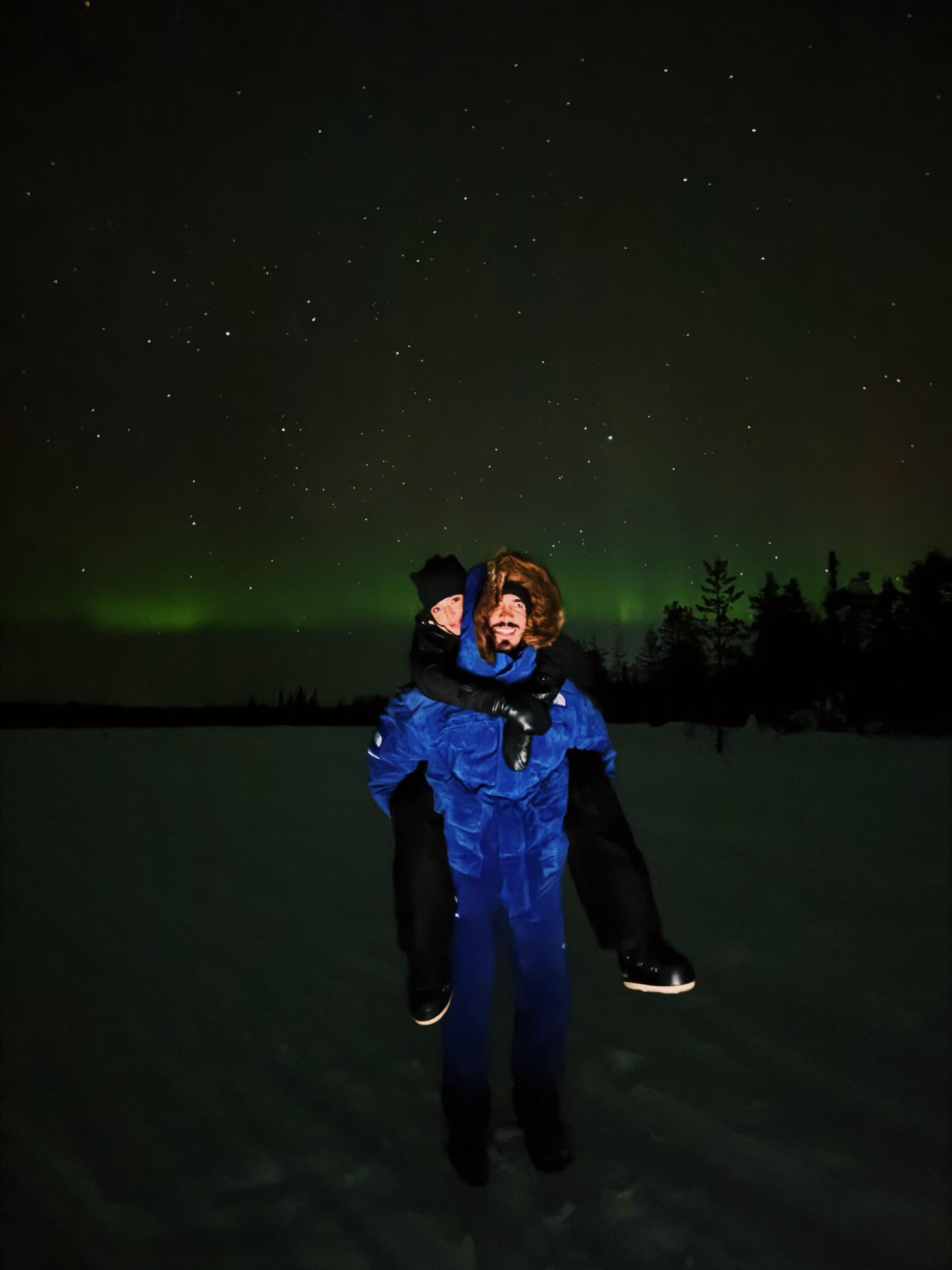 Giovanna Lancellotti e Gabriel David surgem abraçados sob aurora boreal durante viagem - Reprodução Instagram