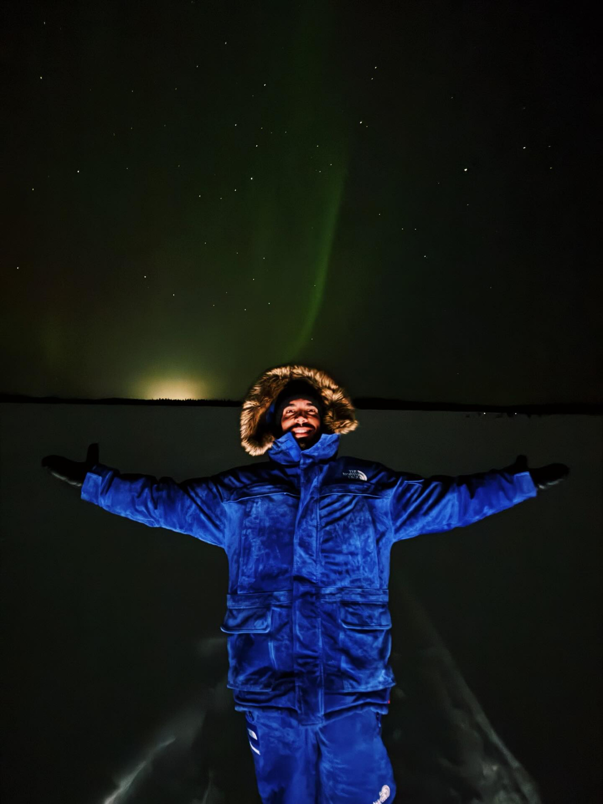 Giovanna Lancellotti e Gabriel David surgem abraçados sob aurora boreal durante viagem - Reprodução Instagram