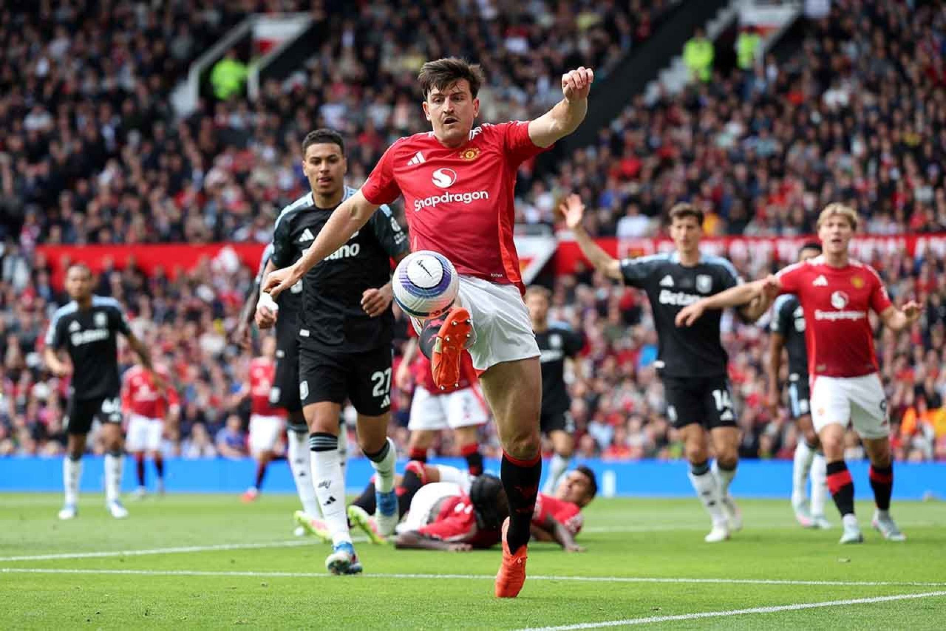 Policiais da Gr&eacute;cia questionam comportamento de Harry Maguire ap&oacute;s condena&ccedil;&atilde;o