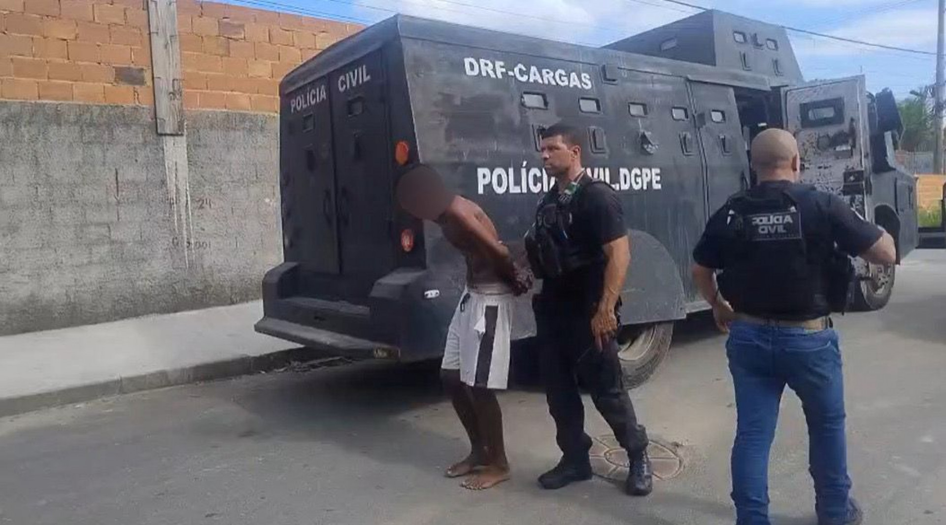 Criminoso foi localizado na comunidade Vai Quem Quer - Reprodução / Polícia Civil