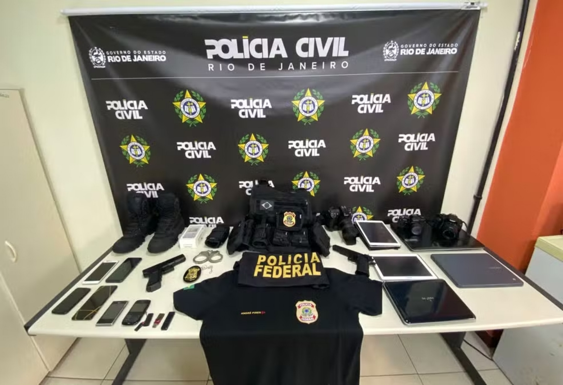 Foram apreendidas camisas da PF, distintivo falso e outros materiais - Divulga&ccedil;&atilde;o / Pol&iacute;cia Civil