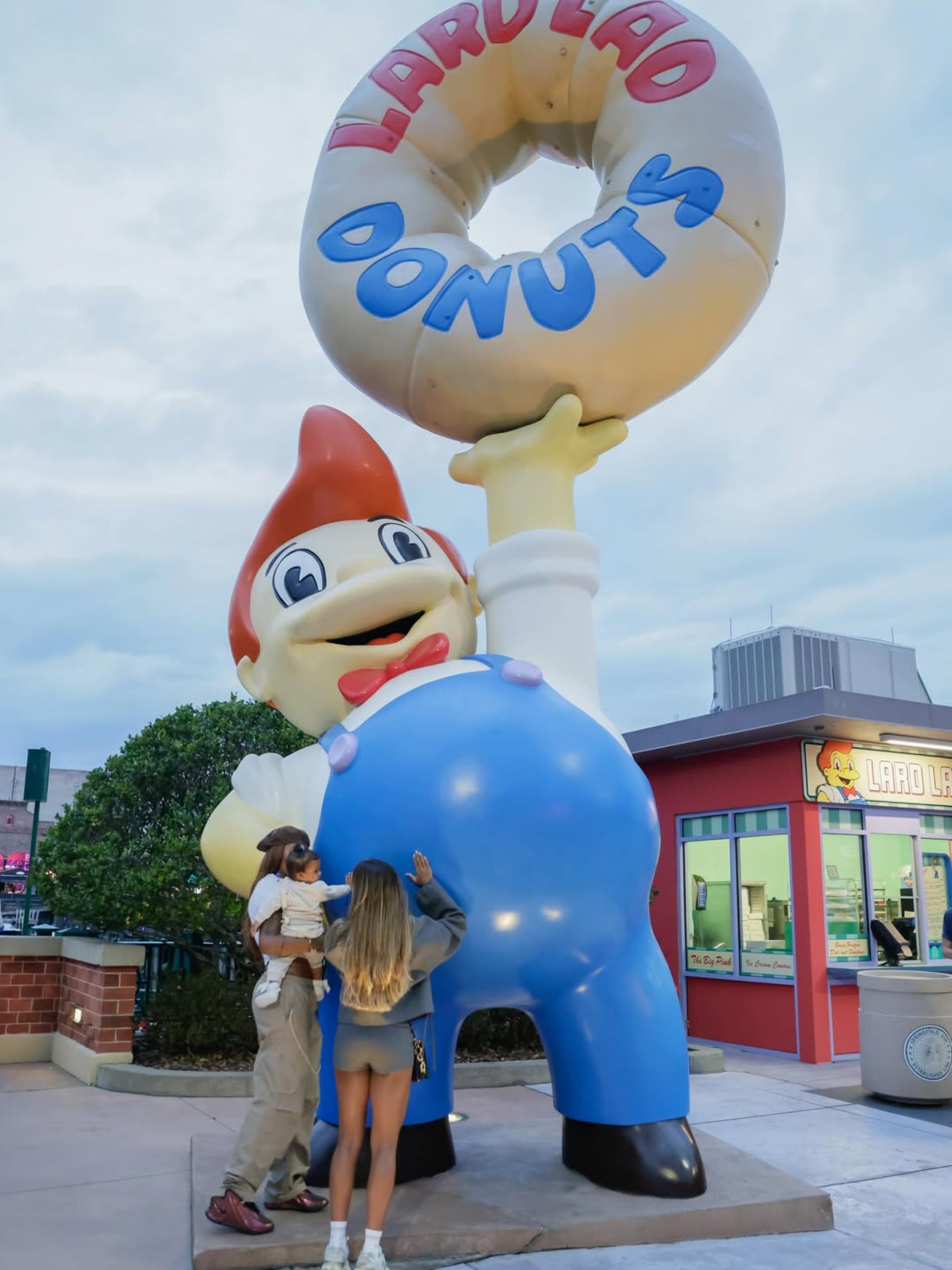 Ludmilla compartilha registros de férias na Disney com Brunna Gonçalves e Zuri
 - Reprodução / Instagram