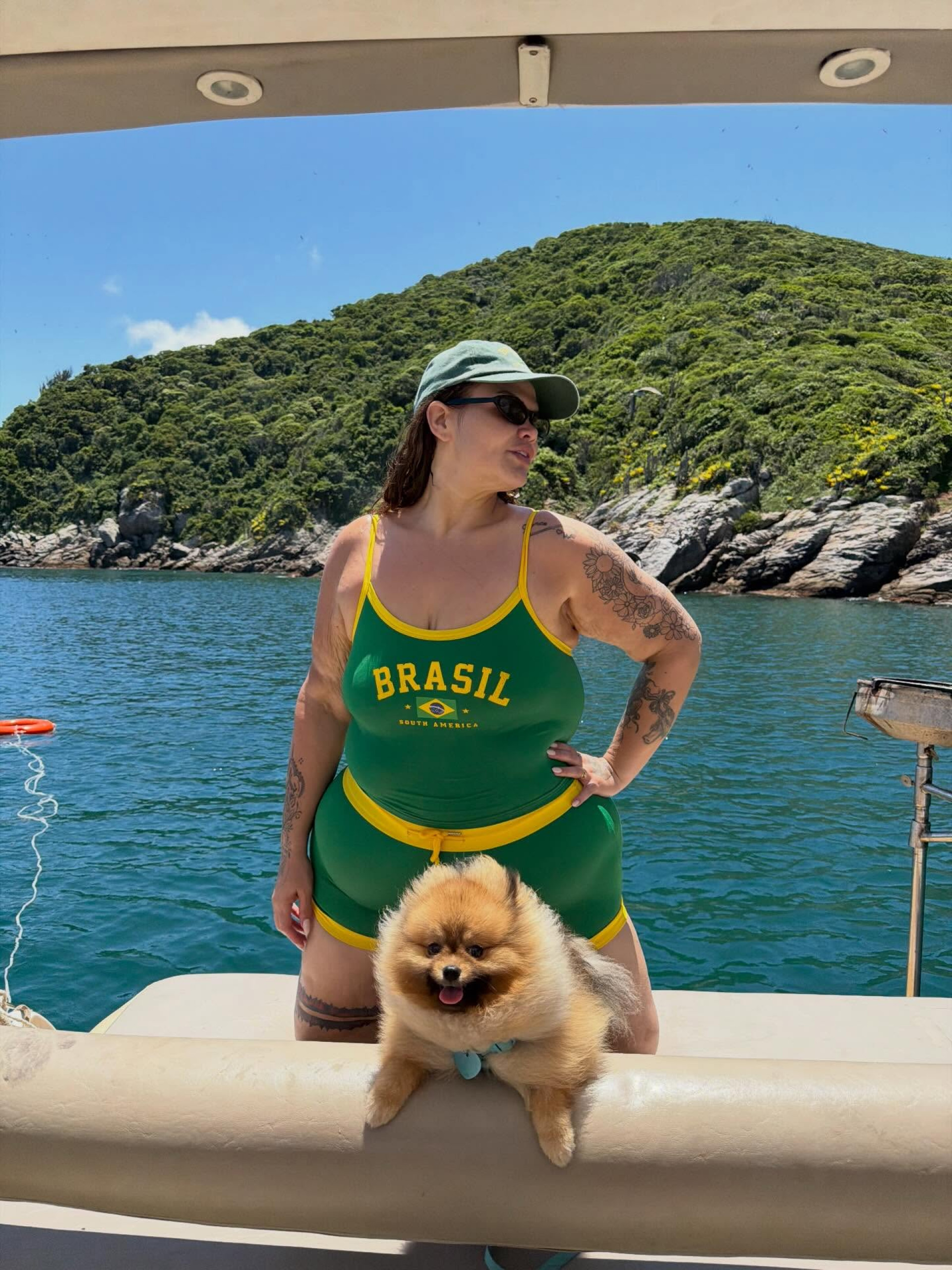 De verde e amarelo, Thais Carla curte passeio de barco com o marido e o cachorro - Reprodução Instagram