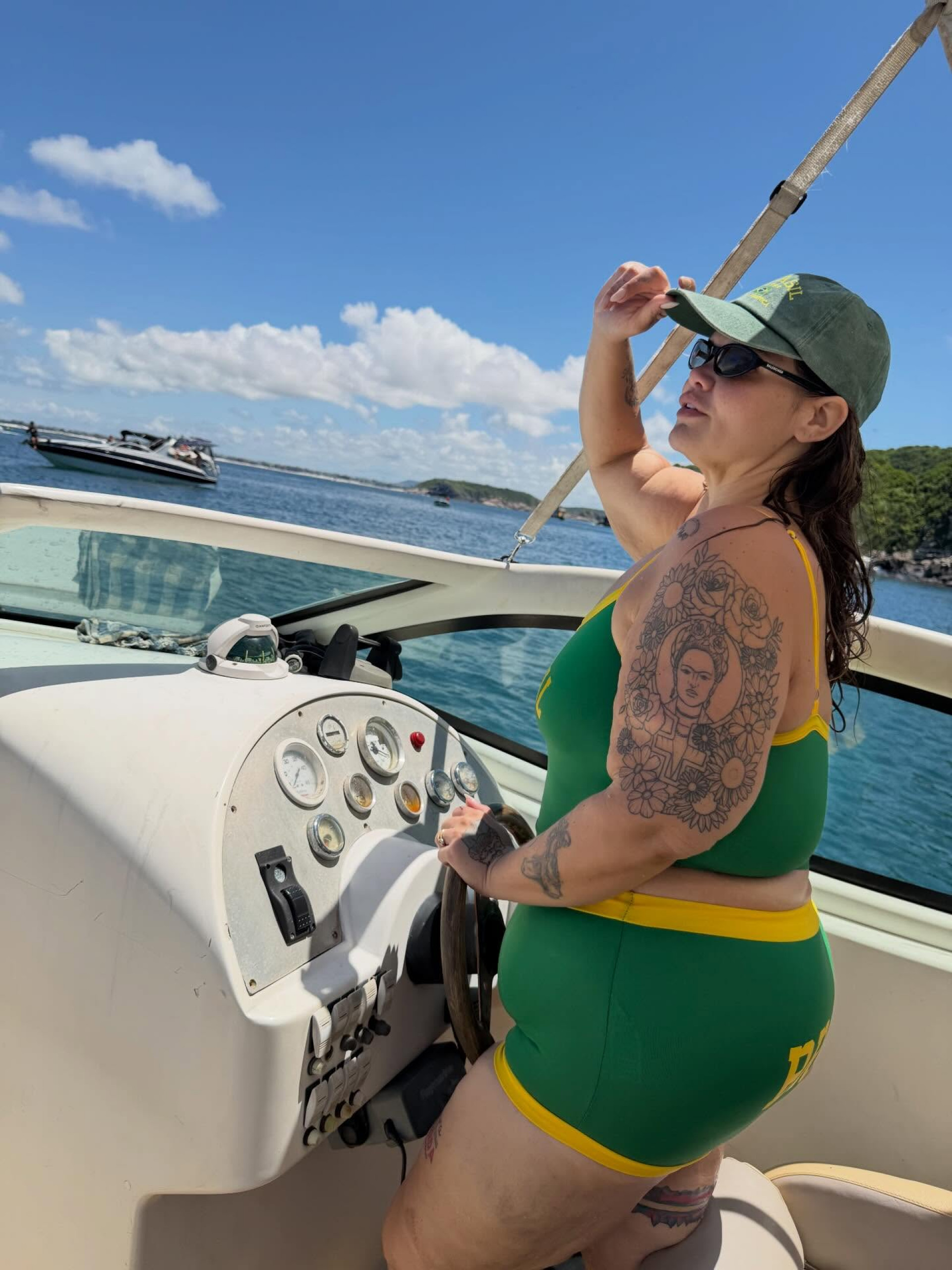 De verde e amarelo, Thais Carla curte passeio de barco com o marido e o cachorro - Reprodução Instagram