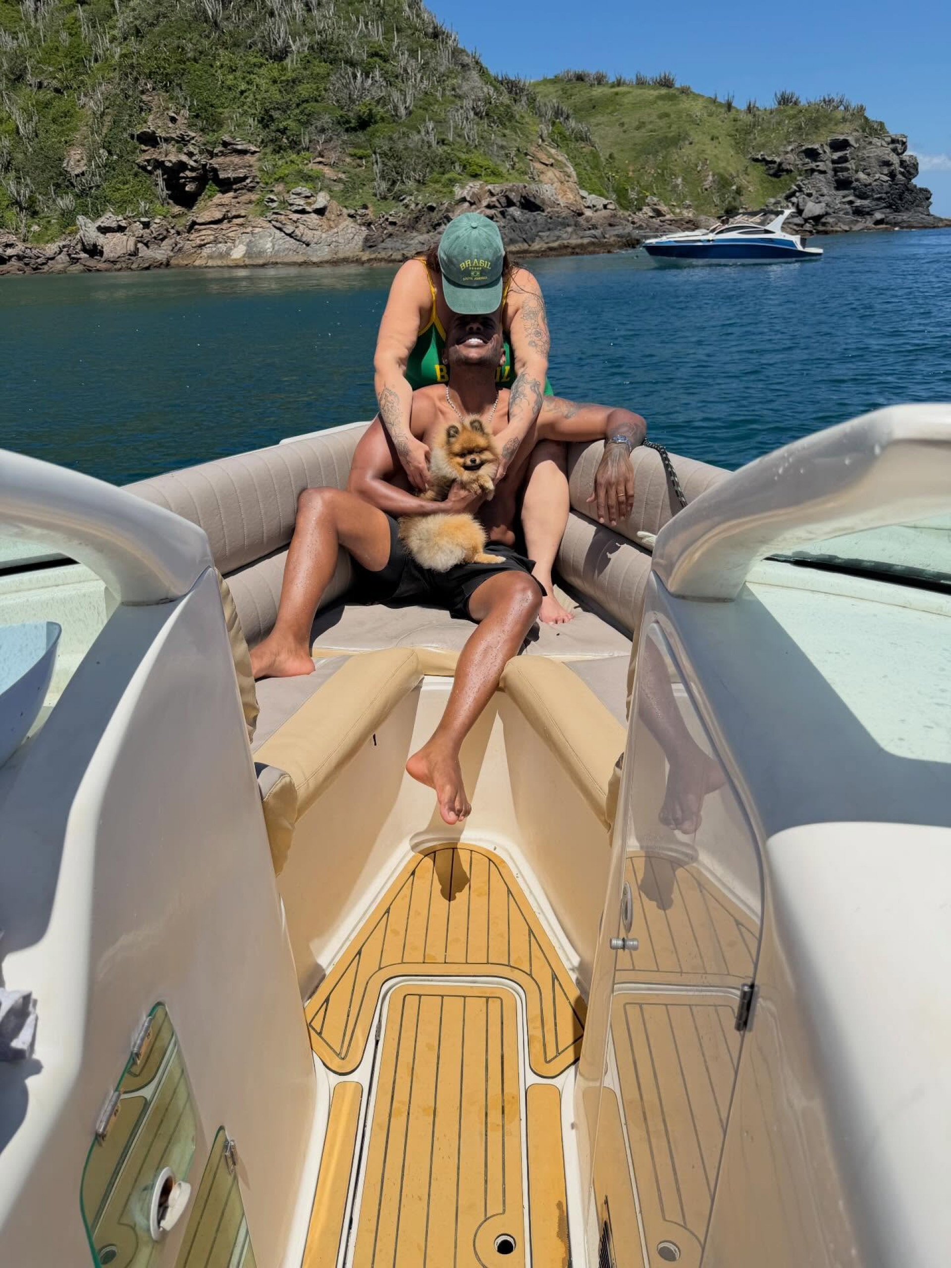 De verde e amarelo, Thais Carla curte passeio de barco com o marido e o cachorro - Reprodução Instagram