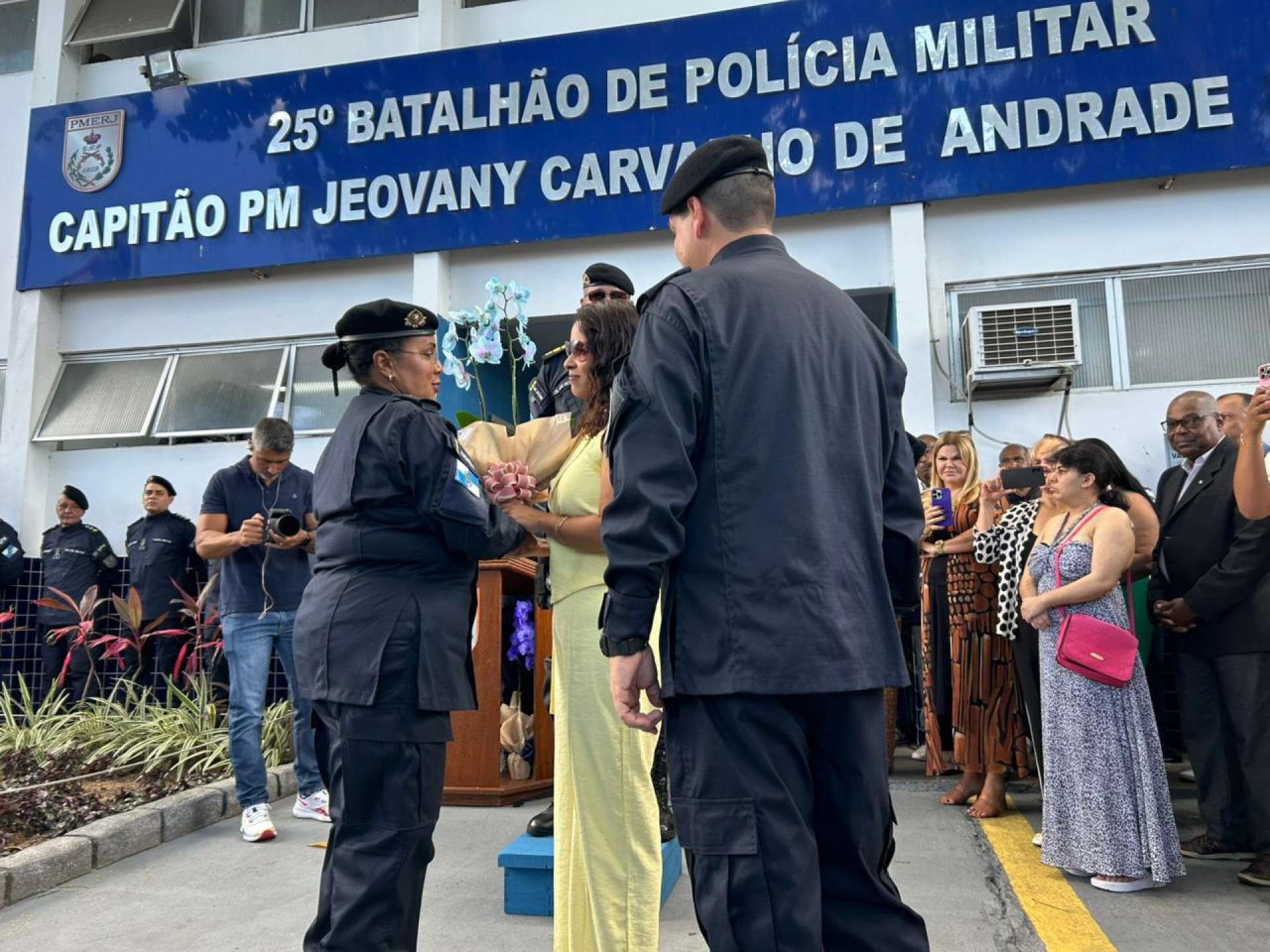 A solenidade também marcou a despedida da coronel Andreia Ferreira da Silva do comando do batalhão. - Reprodução/ RC24h