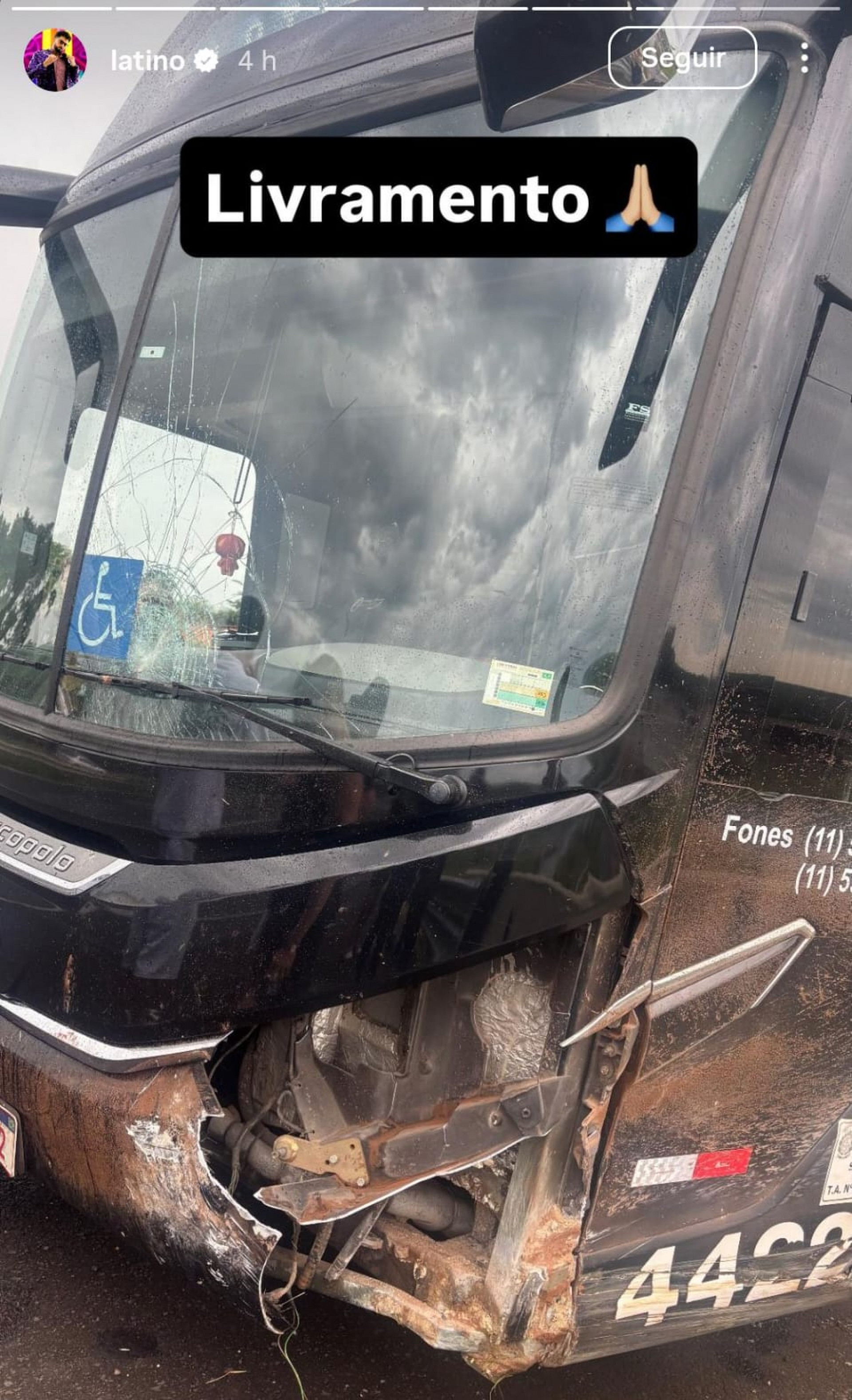 Latino mostra frente de ônibus danificada após acidente - Reprodução de vídeo / Instagram