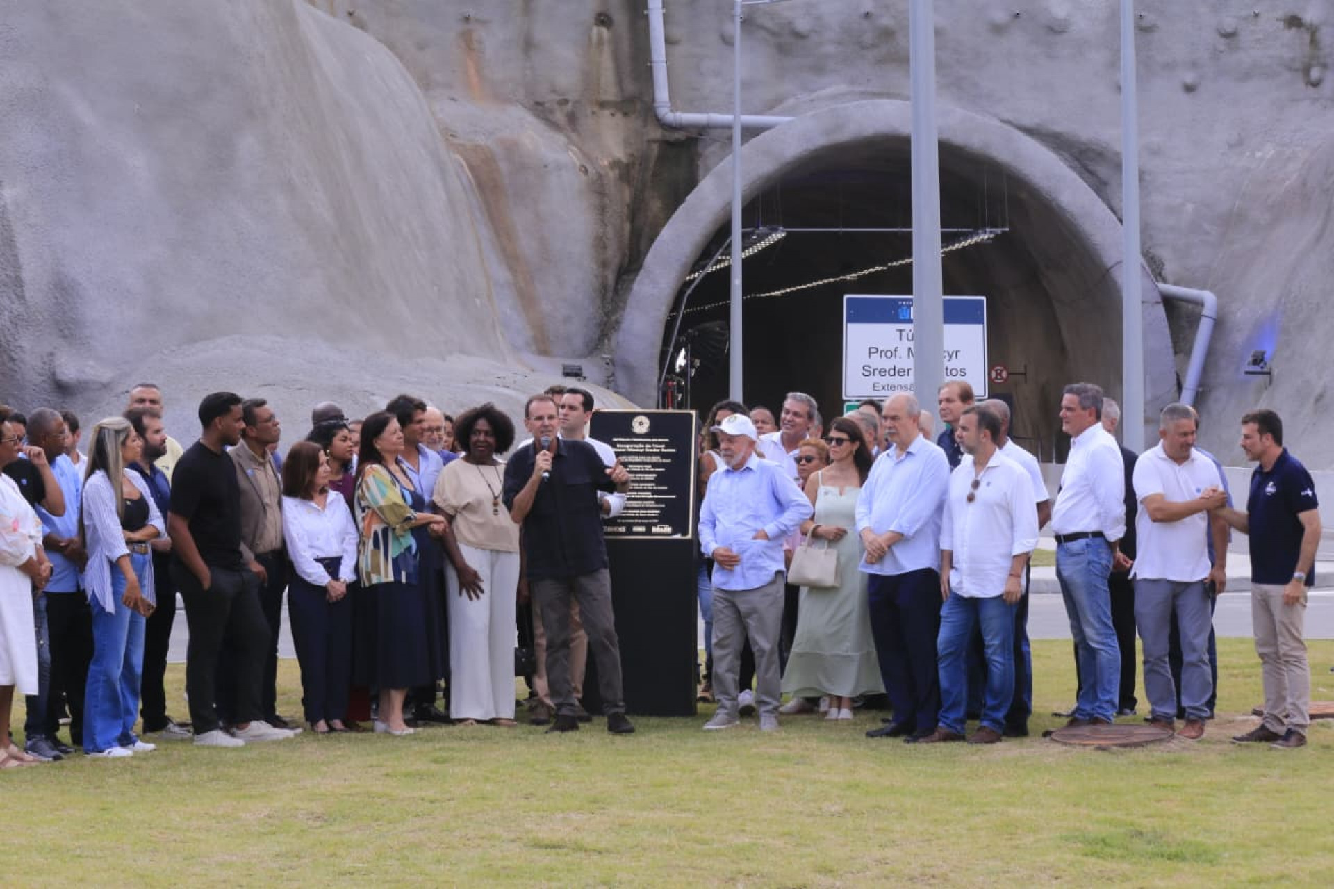 Lula participa da inauguração do túnel do anel viário de Campo Grande, ao lado do prefeito Eduardo Paes - Carlos Elias / Agência O Dia