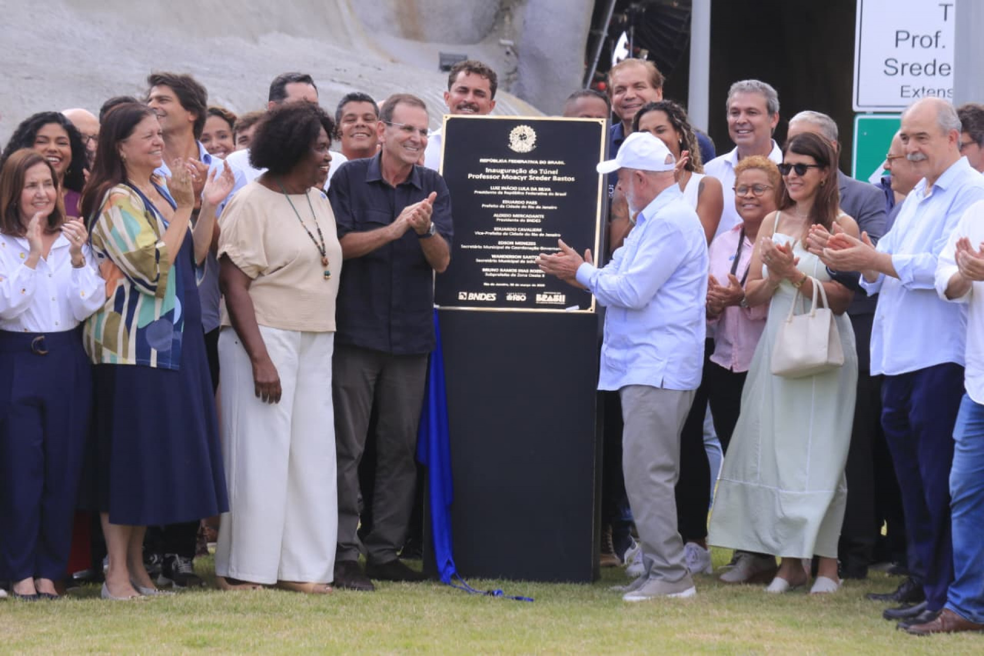 Lula participa da inauguração do túnel do anel viário de Campo Grande, ao lado do prefeito Eduardo Paes - Carlos Elias / Agência O Dia
