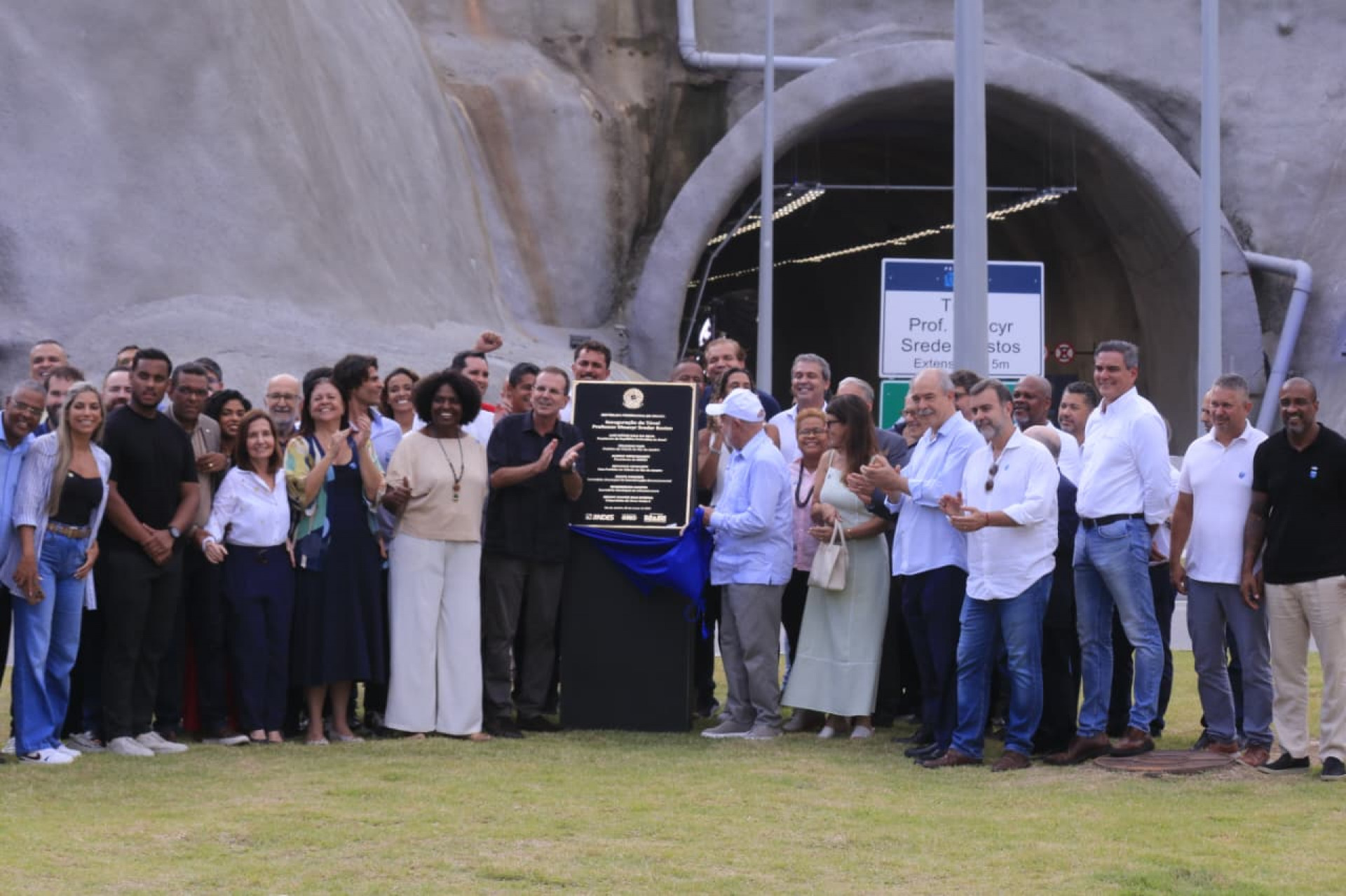 Lula participa da inauguração do túnel do anel viário de Campo Grande, ao lado do prefeito Eduardo Paes - Carlos Elias / Agência O Dia