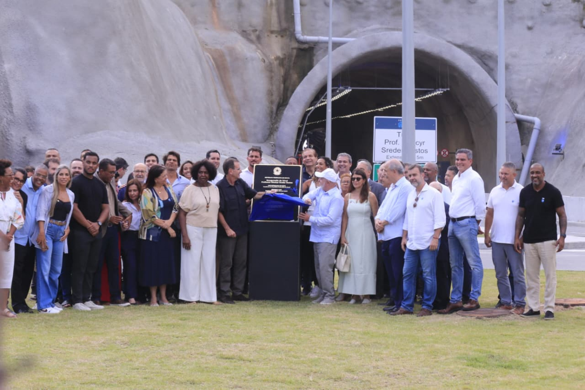 Lula participa da inauguração do túnel do anel viário de Campo Grande, ao lado do prefeito Eduardo Paes - Carlos Elias / Agência O Dia