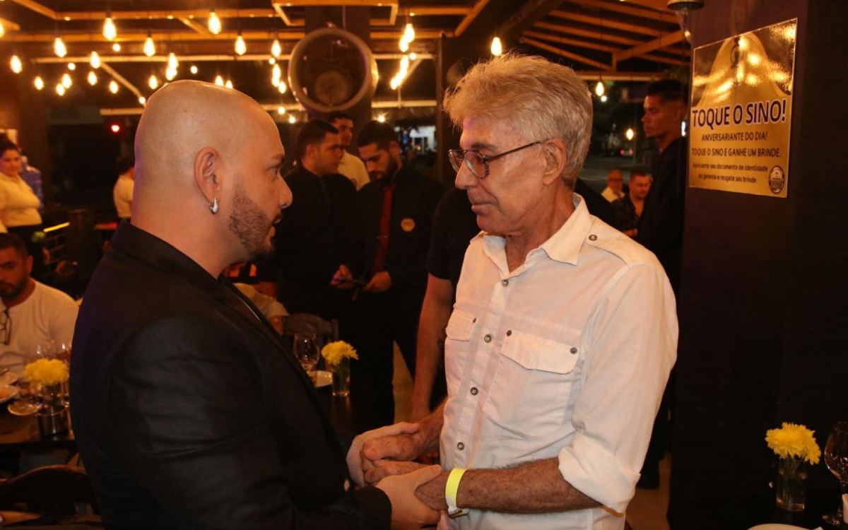 Edu Costa recepciona Edwin Luisi após sessão especial do espetáculo \'Eu sou minha própria mulher\'