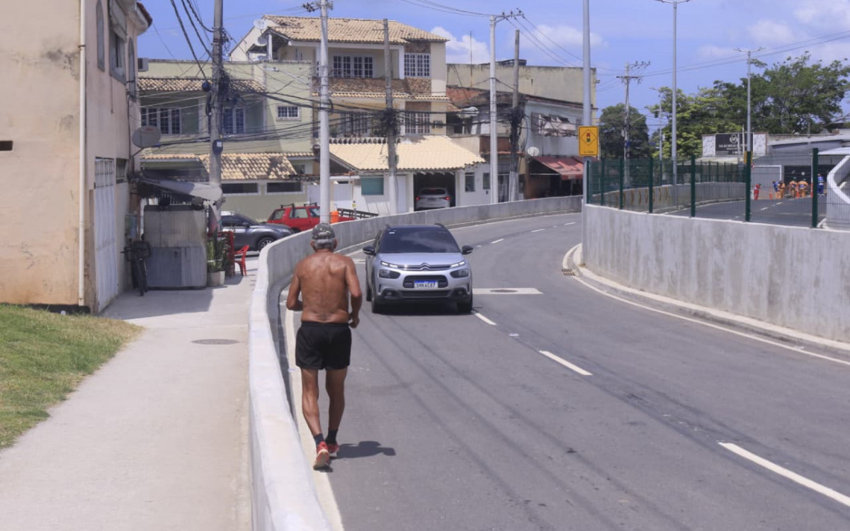 Pedestre correndo entre os carros em acesso ao novo túnel de Campo Grande - Carlos Elias/Agência O DIA