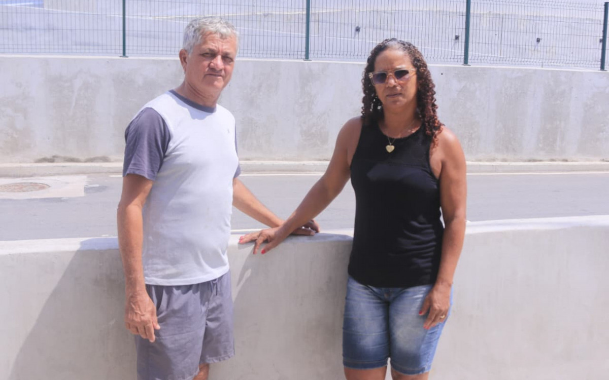 Araci e Almir reclamam da proximidade do guarda-corpo com as casas  - Carlos Eliais/Agência O DIA