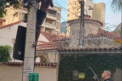 Homem é preso ao ser flagrado furtando cabos em cima de poste em Vila Isabel