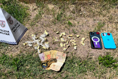 Denúncia leva PM a flagrar tráfico e apreender drogas em comunidade de Macaé
