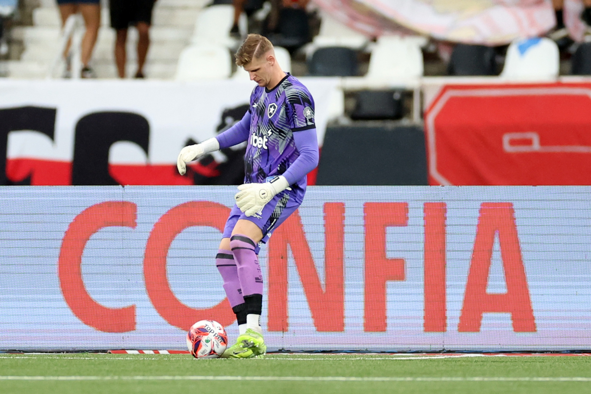 Raul em a&ccedil;&atilde;o pelo Botafogo no duelo com o Bangu, no Nilton Santos - V&iacute;tor Silva / Botafogo