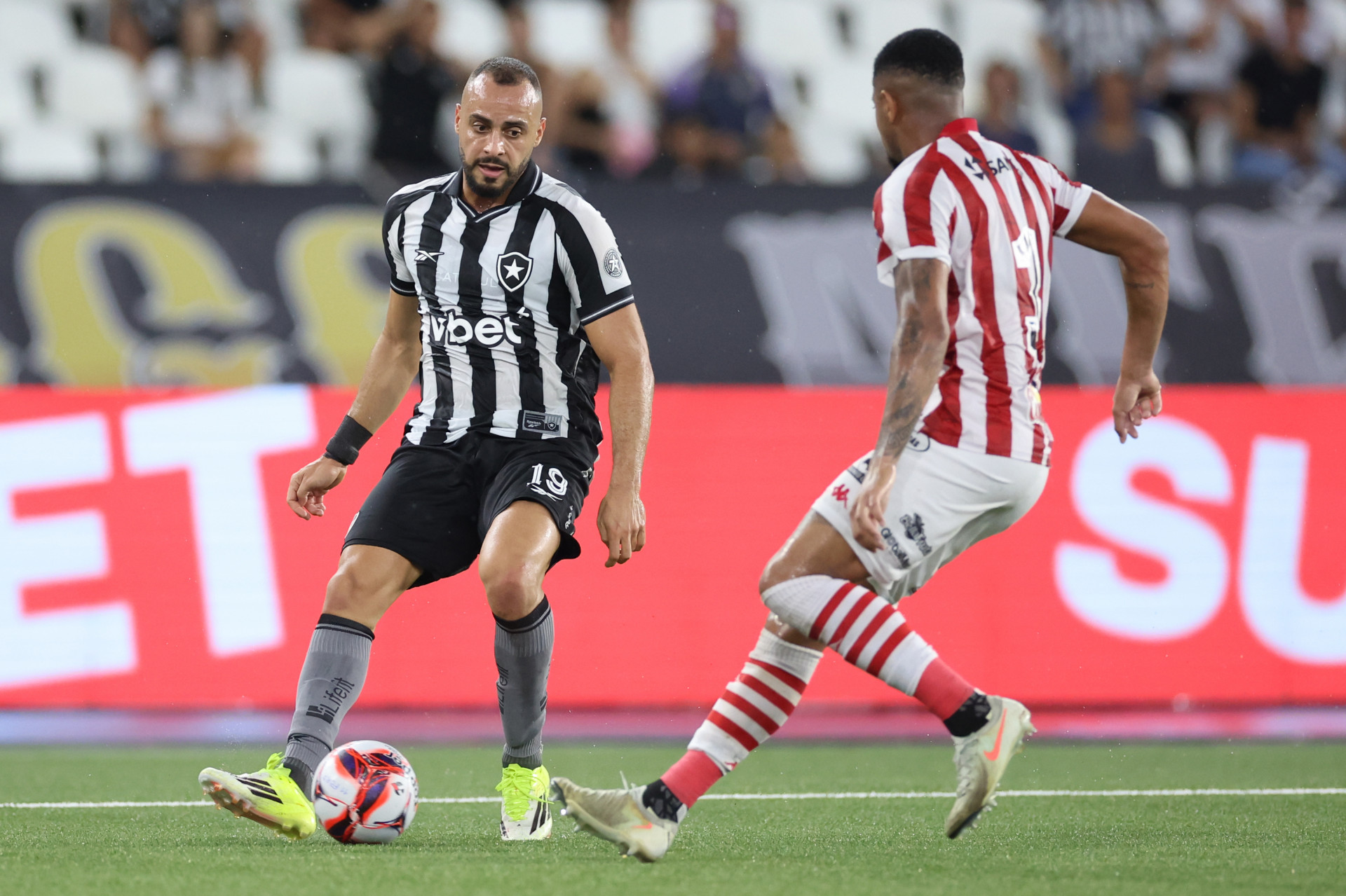 Arthur Cabral em a&ccedil;&atilde;o pelo Botafogo no duelo com o Bangu, no Nilton Santos - V&iacute;tor Silva / Botafogo