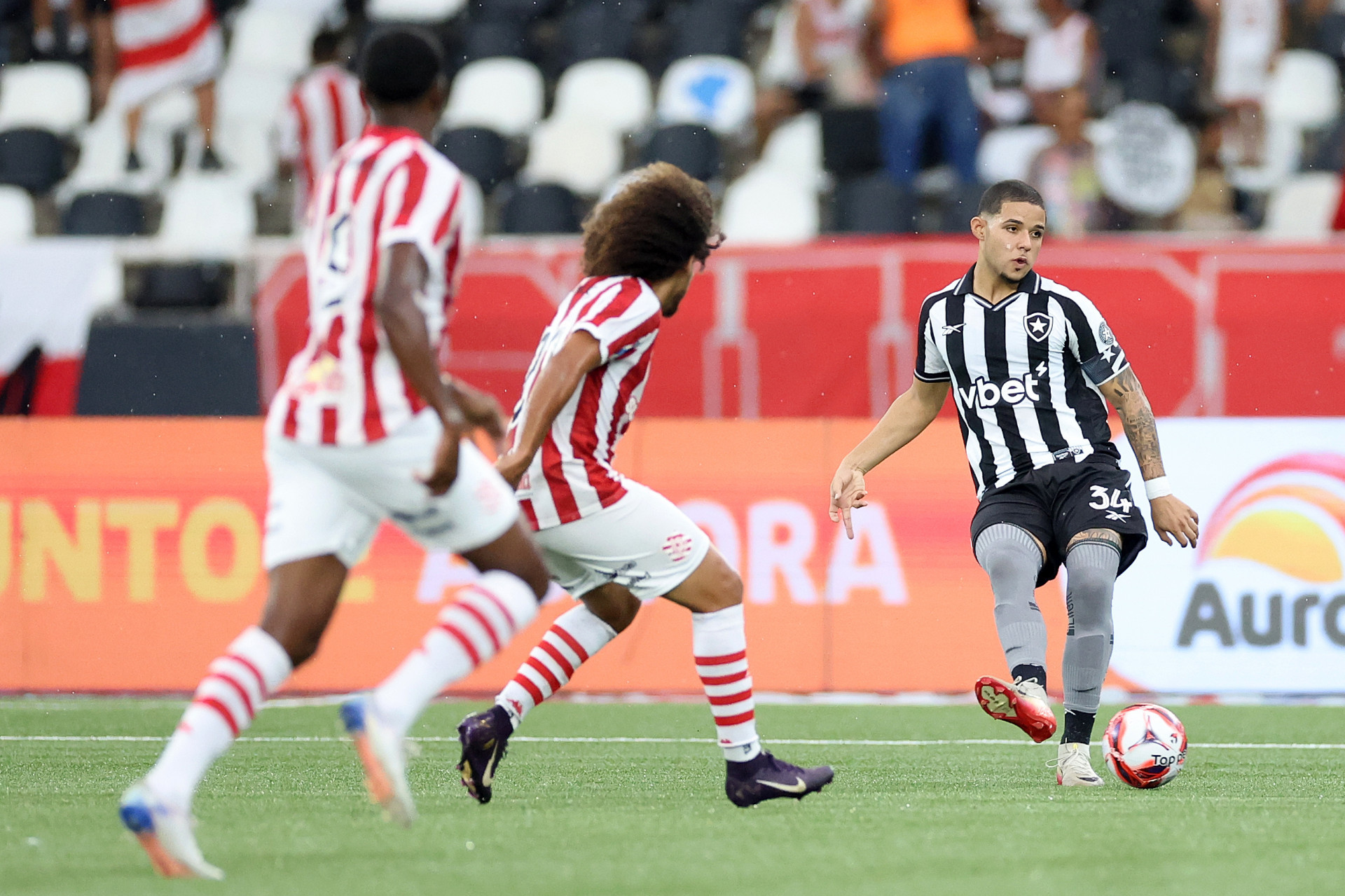 Justino em a&ccedil;&atilde;o pelo Botafogo no duelo com o Bangu, no Nilton Santos - V&iacute;tor Silva / Botafogo