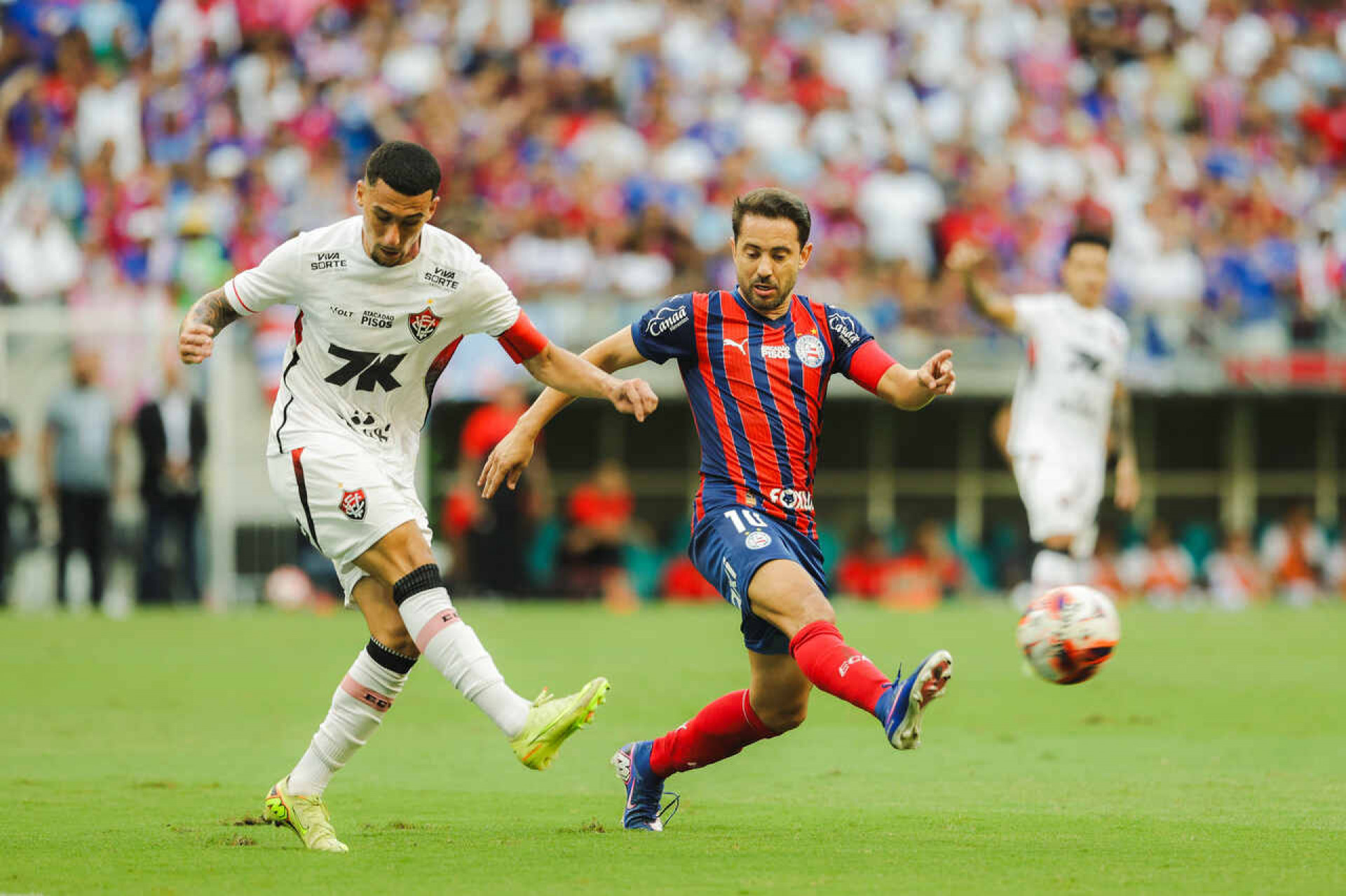 Bahia vira sobre o Vit&oacute;ria e fatura o seu 52&ordm; t&iacute;tulo do Campeonato Baiano