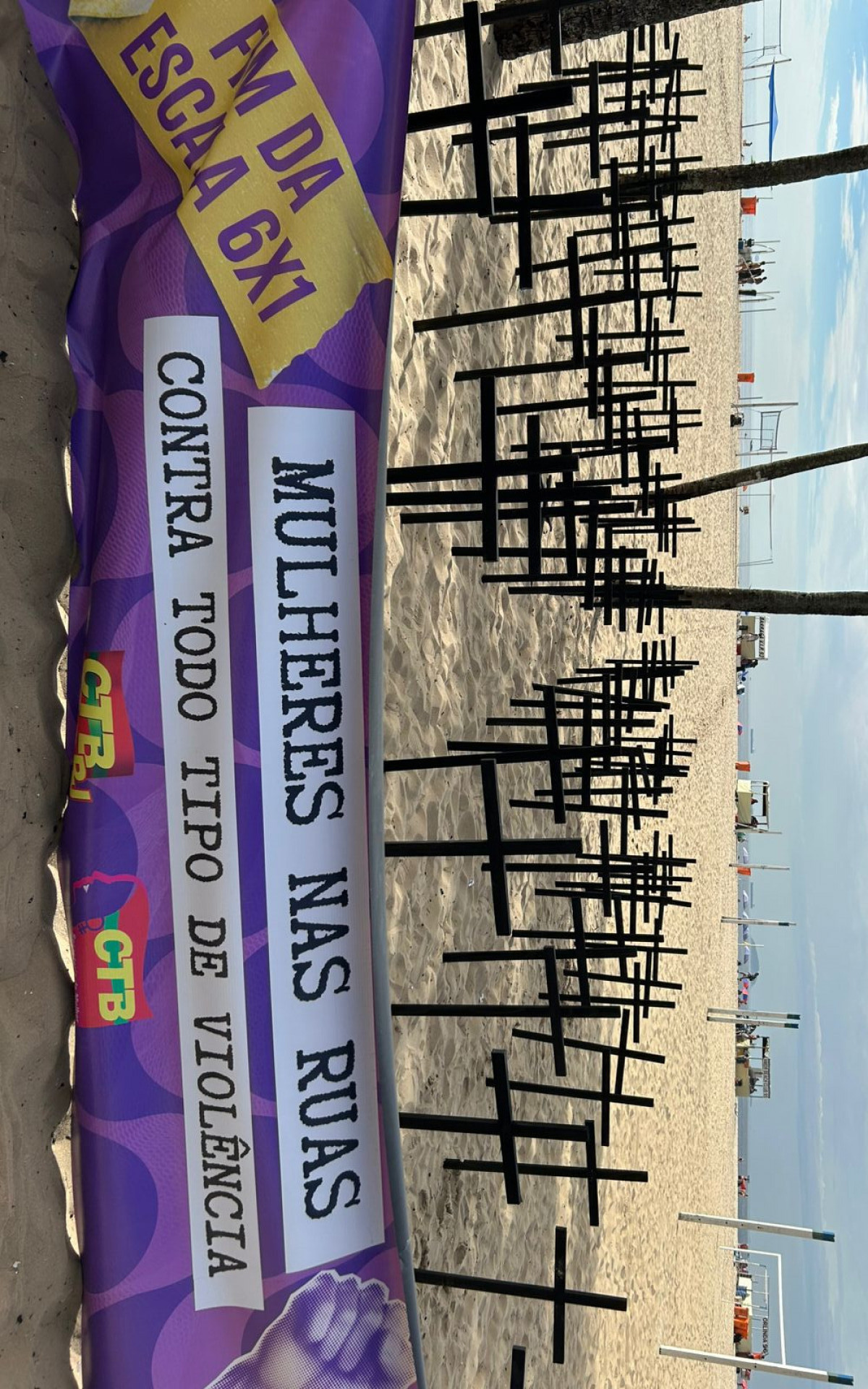 Cruzes na areia denunciam o agravamento alarmante da violência contra a mulher
