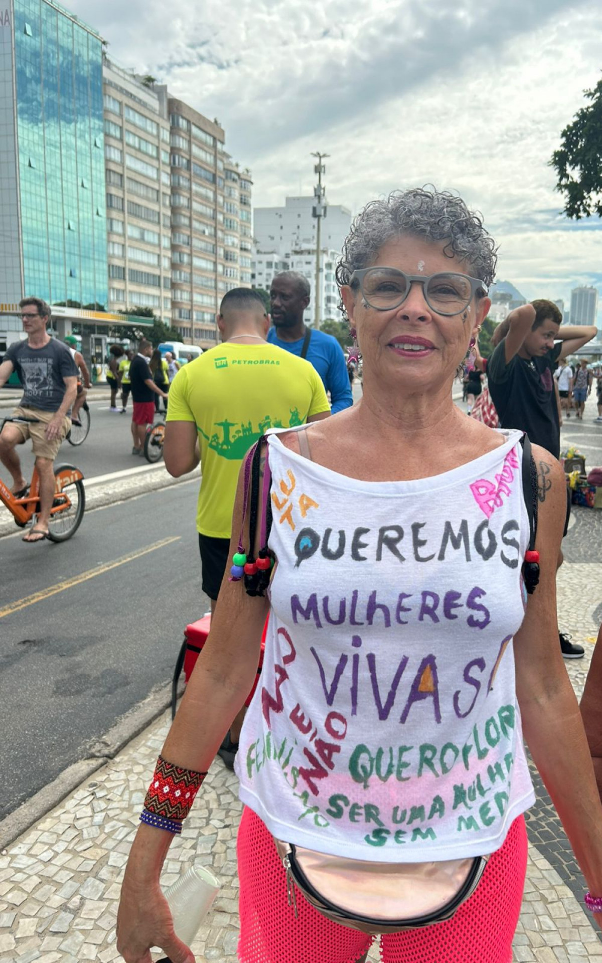 Renata Andrade com blusa customizada pelo filho