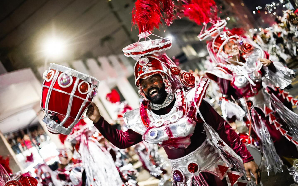 Viradouro realiza desfile da vit&oacute;ria em Niter&oacute;i