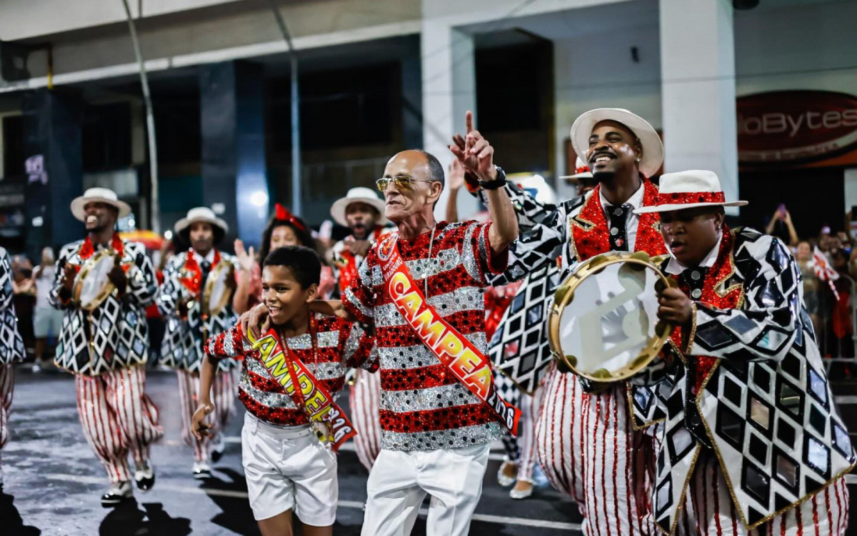 Mestre Ci&ccedil;a participa do desfile da vit&oacute;ria da Viradouro