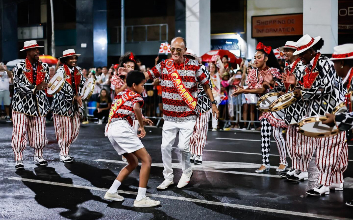 Mestre Ci&ccedil;a participa do desfile da vit&oacute;ria da Viradouro