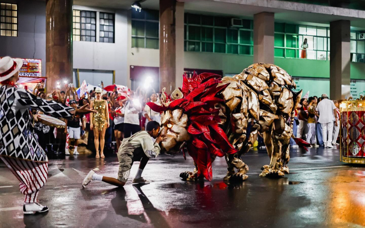 Viradouro realiza desfile da vit&oacute;ria em Niter&oacute;i